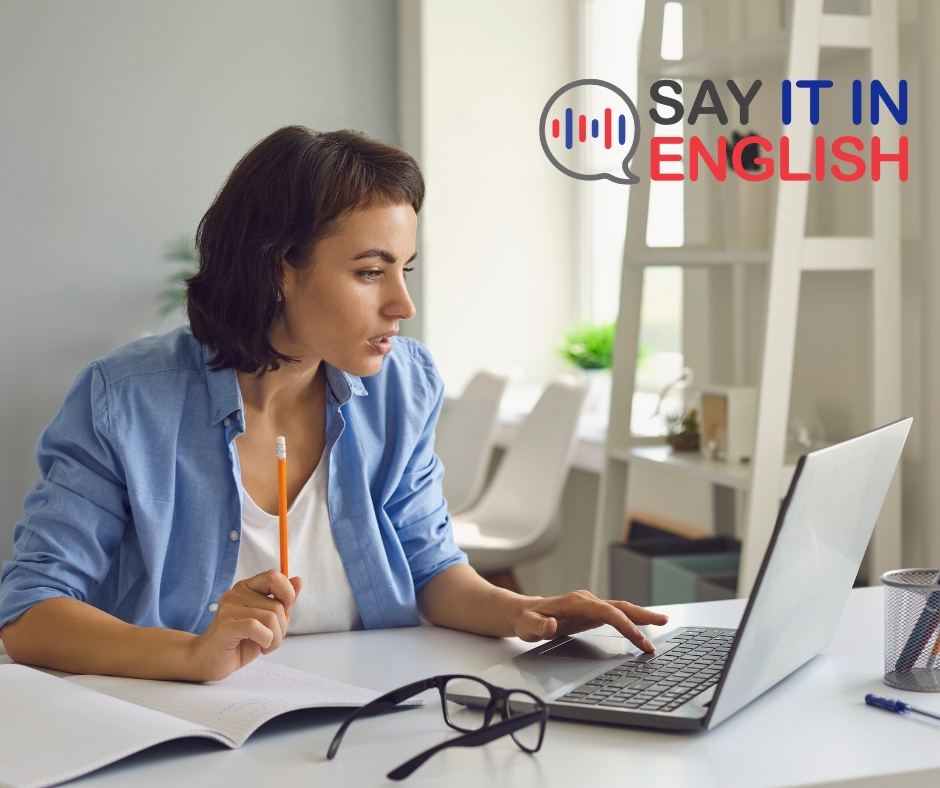 Tanuló, aki mikrofonba beszél egy angol szöveget olvasva