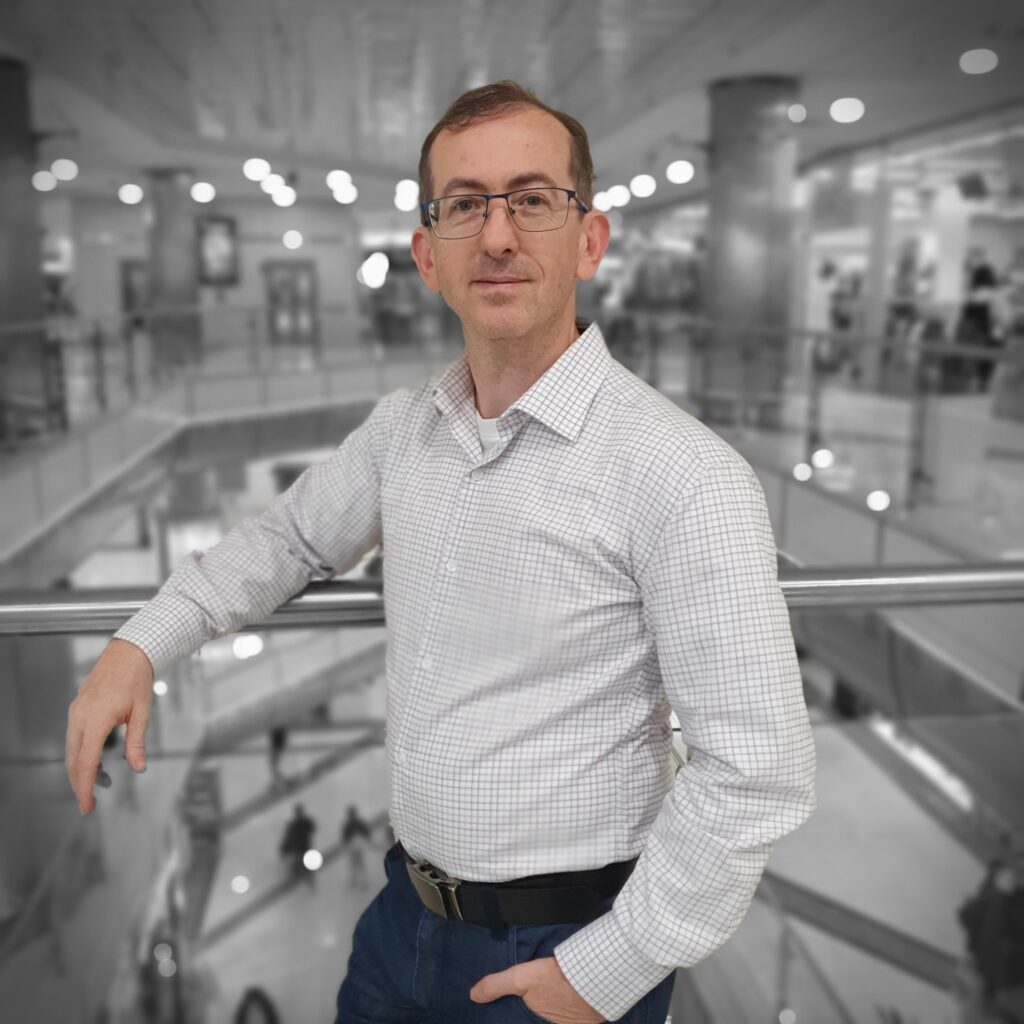 Szenvedélyem az angoltanítás. Több mint egy évtizede segítek azoknak, akik kudarcos nyelvtanulási tapasztalatokat hagytak maguk mögött. Hiszem, hogy mindenki képes megtanulni angolul, ha a tanulás folyamata igazodik az egyéni szükségleteihez. A célom, hogy a tanulóim élvezzék a tanulást, és sikerélményeik által magabiztos nyelvhasználókká váljanak.