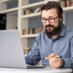 Medium shot man with laptop online angol tanulas
